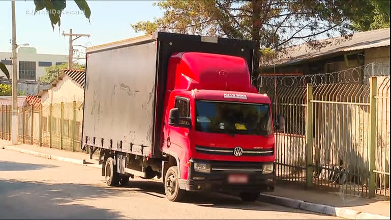 Vídeo: Criminosos fazem caminhoneiro refém e roubam carga de eletrônicos avaliada em mais de R$ 1 milhão