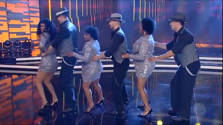 Vídeo: Garis dançam no palco do Hora do Faro para ganhar R$ 10 mil