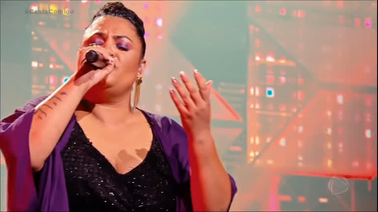 Vídeo: Frentista e cantora, Deborah Passos interpreta "Temporal de Amor" em volta ao Canta Comigo