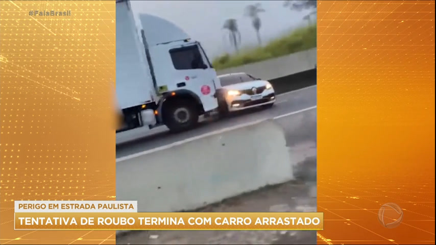 Vídeo: Caminhoneiro reage a assalto e arrasta carro de criminosos em SP