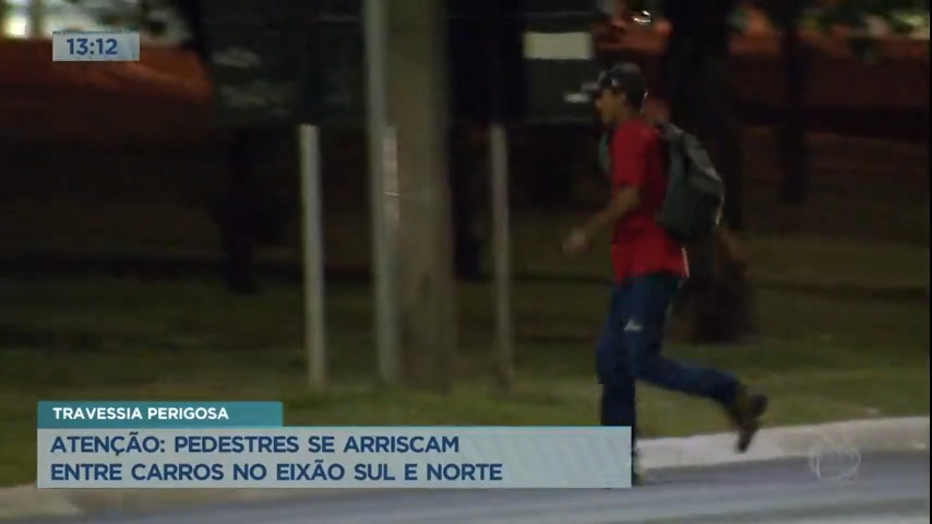 Vídeo: Pedestres se arriscam entre carros para atravessar vias em Brasília