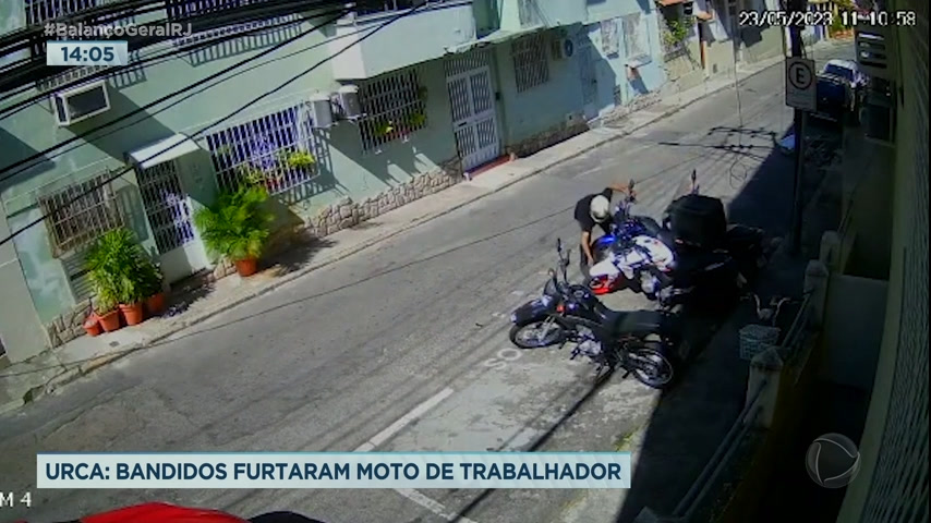 Vídeo: Câmera de segurança flagra momento em que homem furta moto de trabalhador na zona sul