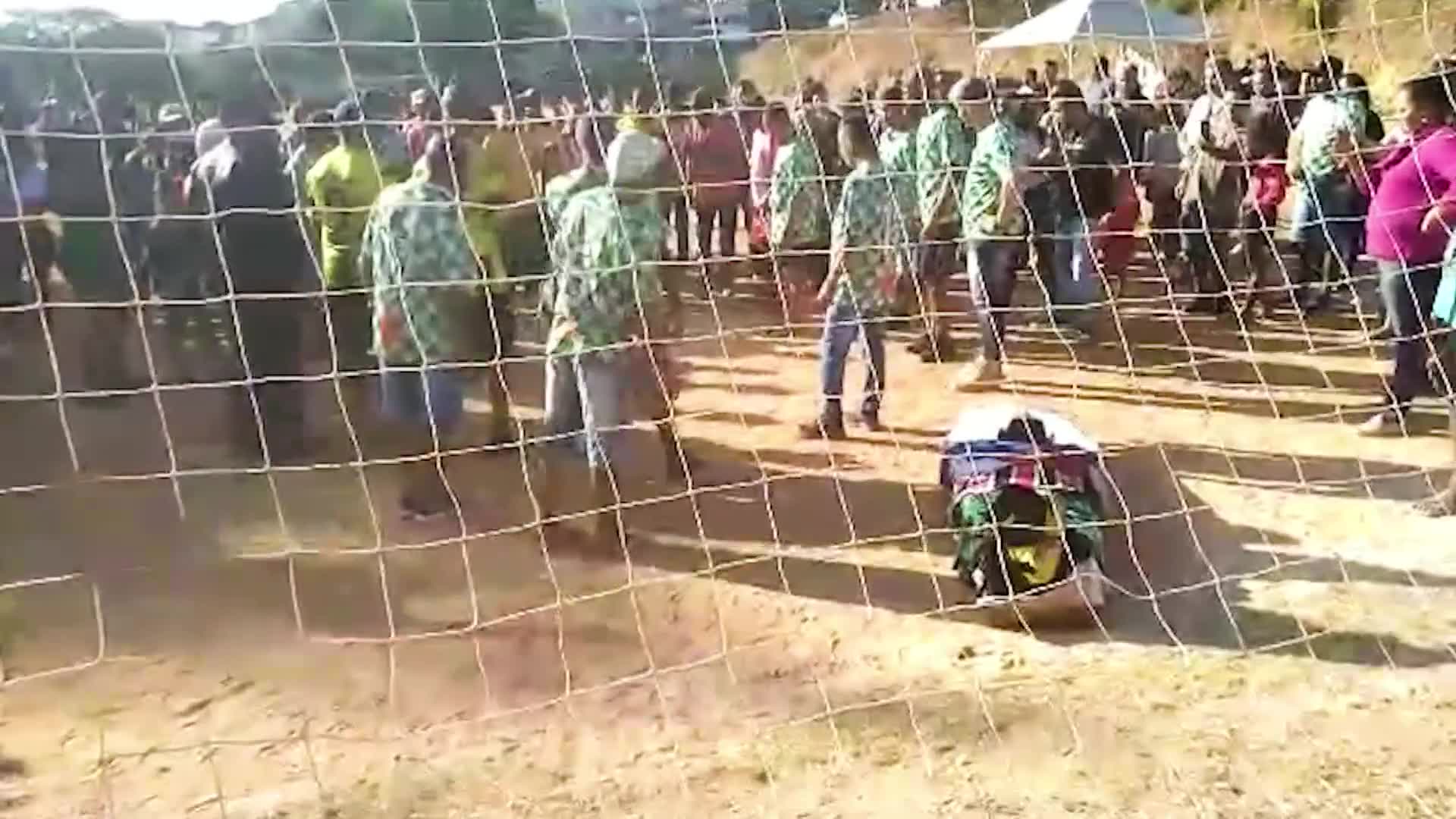 Vídeo: Vídeo mostra caixão no chão durante velório em campo de futebol em BH
