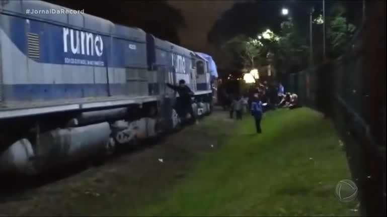 Vídeo: Jovem fica gravemente ferido após cumprir desafio e pular de trem em movimento em Curitiba (PR)