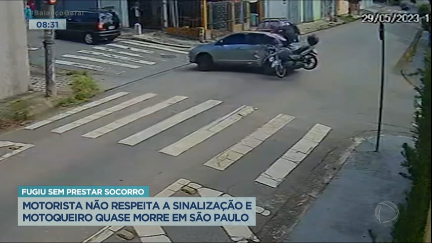 Vídeo: Motorista desrespeita sinalização, atinge motociclista e foge