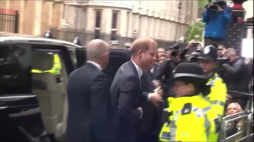 Vídeo: Príncipe Harry presta depoimento contra tabloide inglês