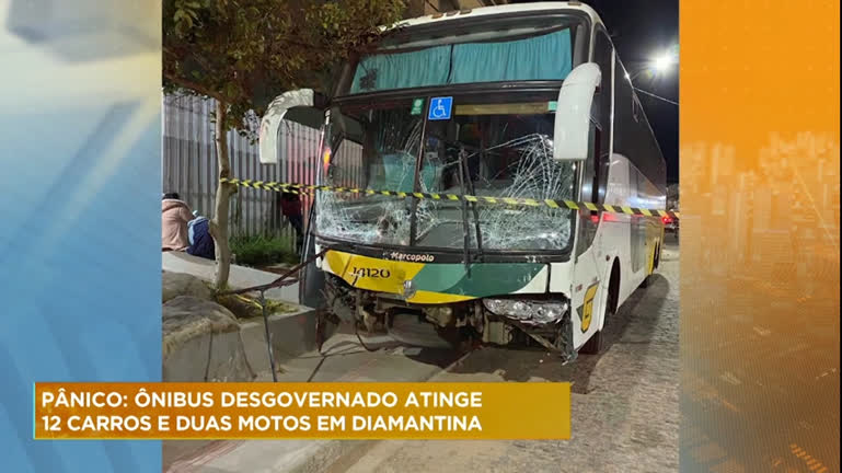 Vídeo: Ônibus desgovernado atinge 12 carros e duas motos em Diamantina (MG)