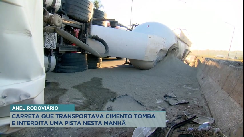 Vídeo: Carreta que transportava cimento tomba e interdita pista do Anel Rodoviário