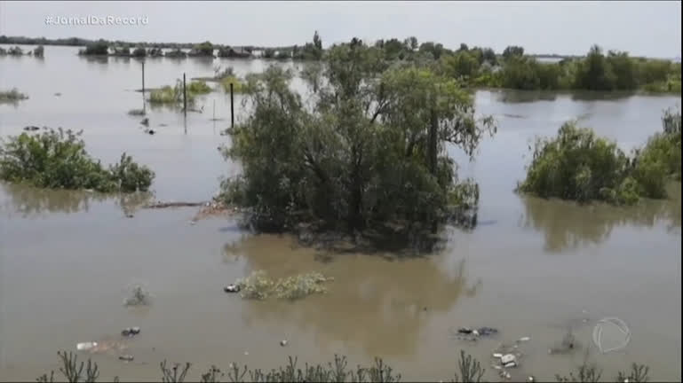 Vídeo: Rompimento de barragem em território ucraniano sob controle russo deixa cidades submersas