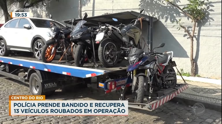 Vídeo: Polícia prende homem e recupera 13 veículos em operação no centro do Rio