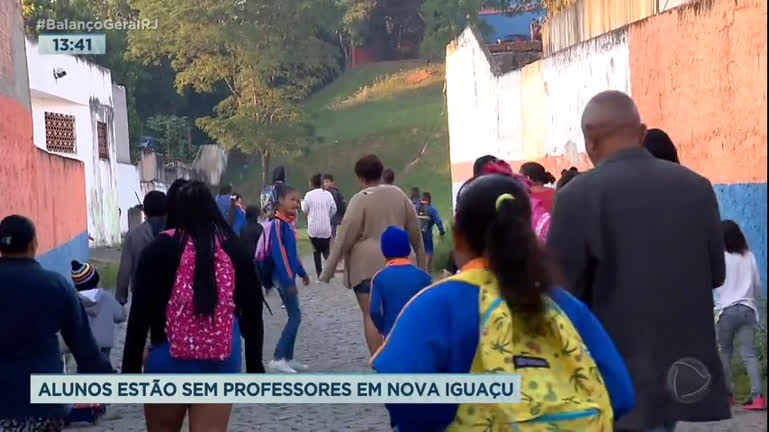 Vídeo: Pais reclamam de falta de professores desde fevereiro em escola da Baixada Fluminense