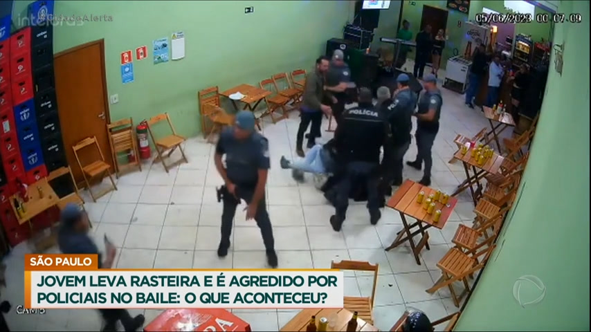 Vídeo: Jovem é agredido por PMs durante abordagem em bar