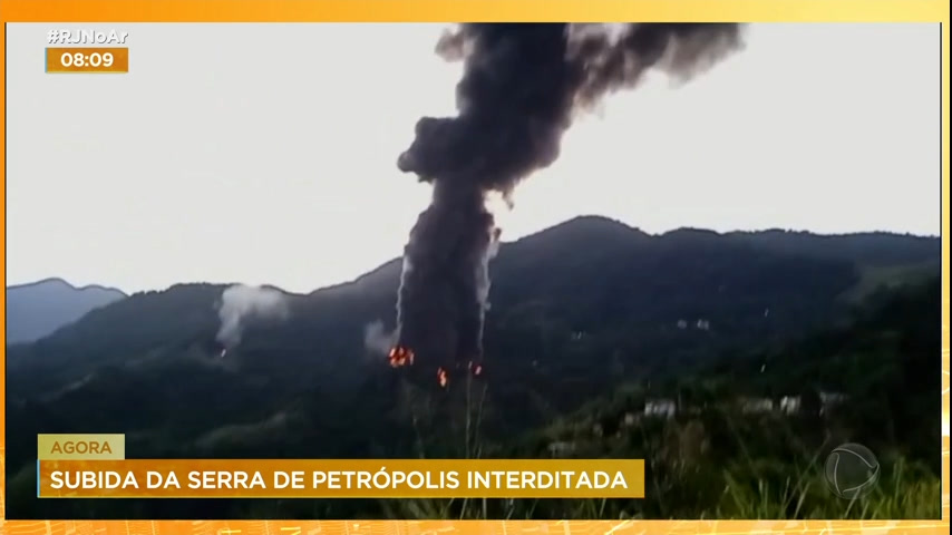 Vídeo: Vídeo mostra incêndio de grandes proporções após caminhão tombar na serra de Petrópolis