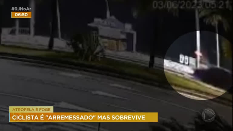 Vídeo: Ciclista é arremessado ao ser atropelado por carro em alta velocidade em Ipanema