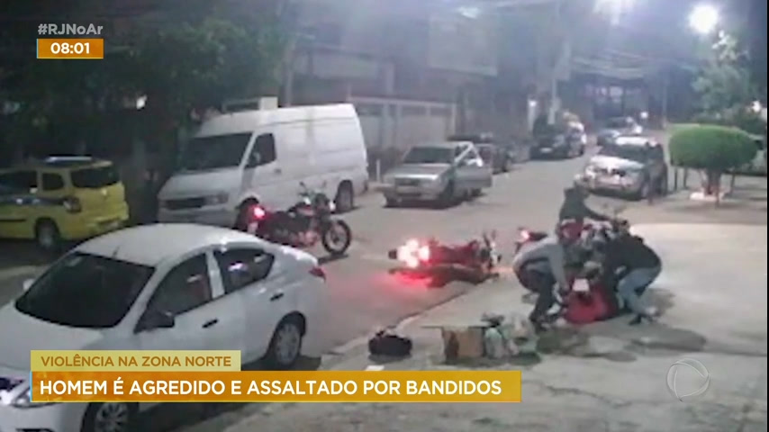 Vídeo: Homem é agredido por três criminosos durante assalto na zona oeste do Rio