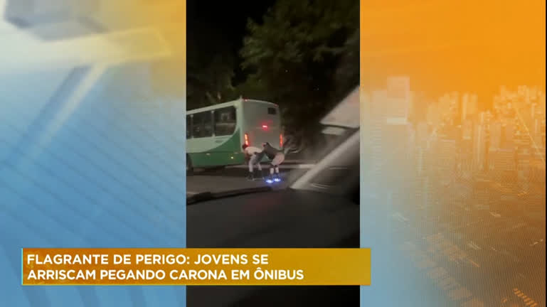 Vídeo: Jovens se arriscam pegando carona em traseira de ônibus