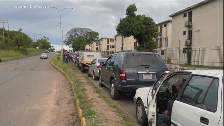Vídeo: Na Venezuela, governo organiza sorteio para definir quais carros serão abastecidos