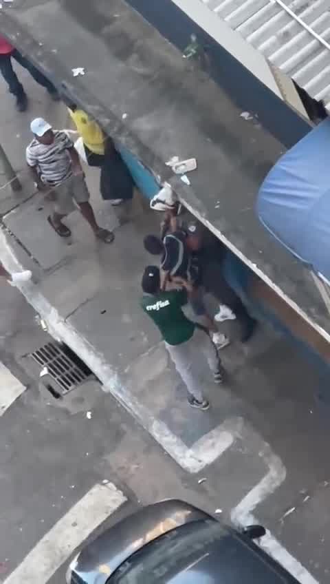 Vídeo: PM é hostilizado após prender homem no Centro de São Paulo