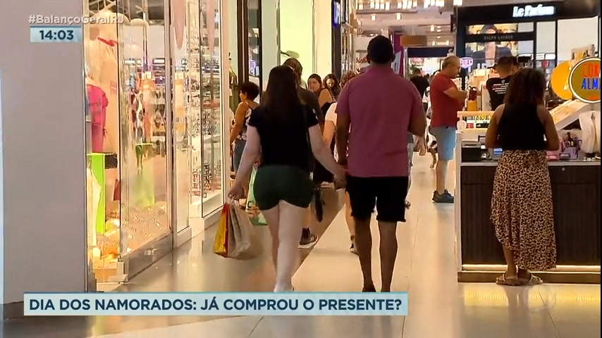 Vídeo: Casais aproveitam fim de semana para comprar presentes do Dia dos Namorados no Rio