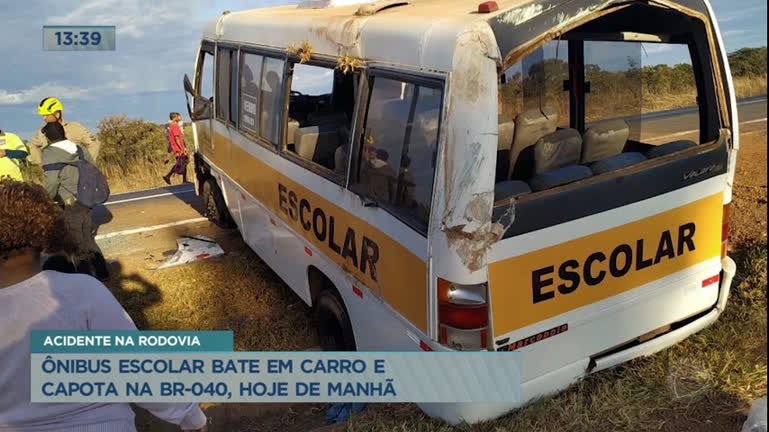 Vídeo: Ônibus escolar bate em carro e capota no Entorno do DF