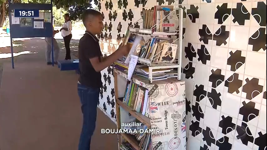 Vídeo: Estudante monta minibiblioteca pública no Parque da Cidade