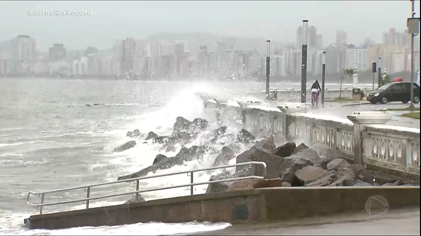 Vídeo: Cidades do litoral de São Paulo entram em estado de alerta após fortes chuvas na região