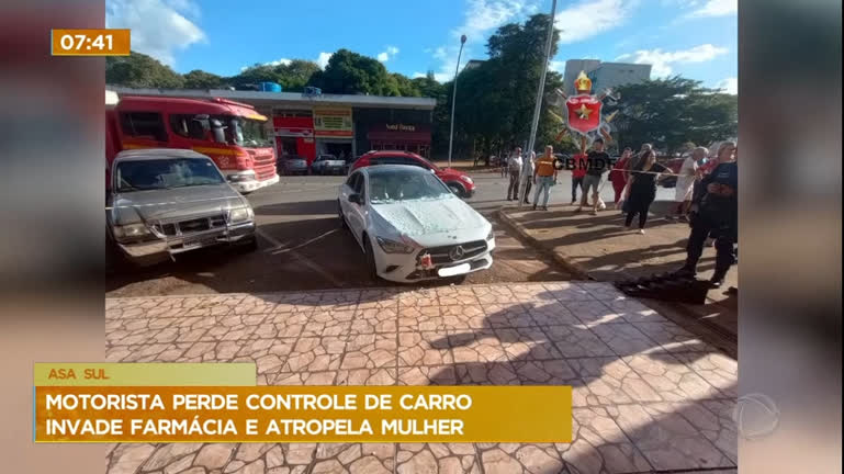 Vídeo: Motorista perde controle do carro e invade farmácia e atropela mulher