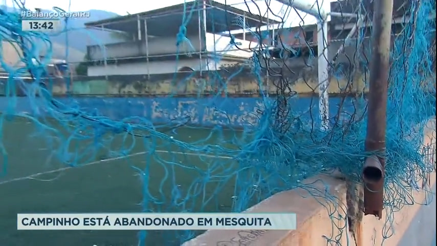 Vídeo: Moradores reclamam de campo de futebol abandonado em Mesquita, na Baixada Fluminense
