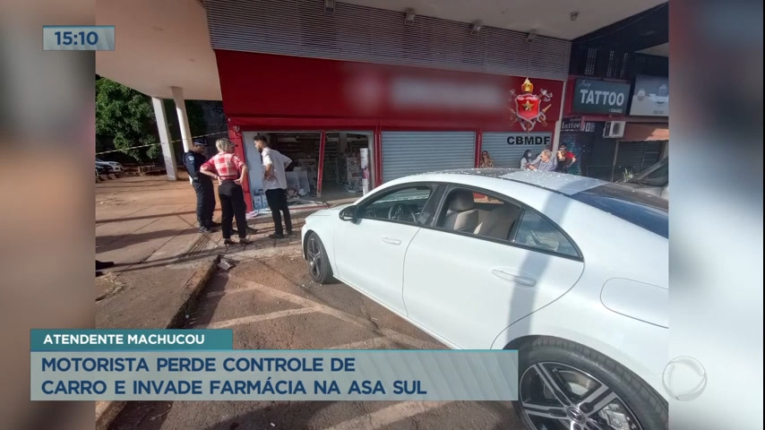 Vídeo: Motorista perde controle de carro e invade farmácia na Asa Sul