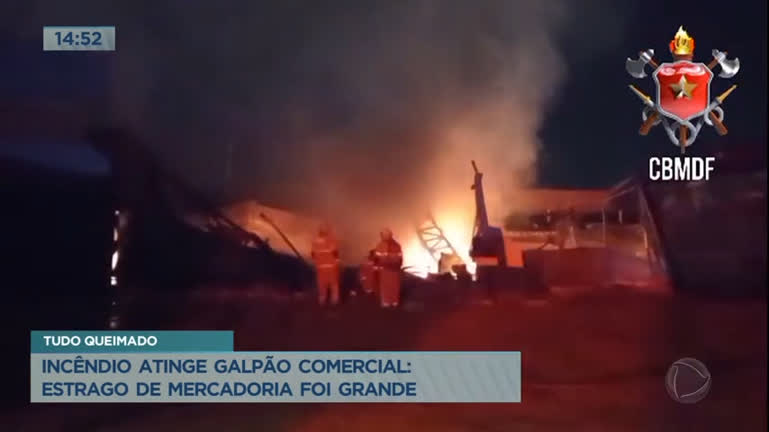 Vídeo: Incêndio atinge galpão comercial no Riacho Fundo