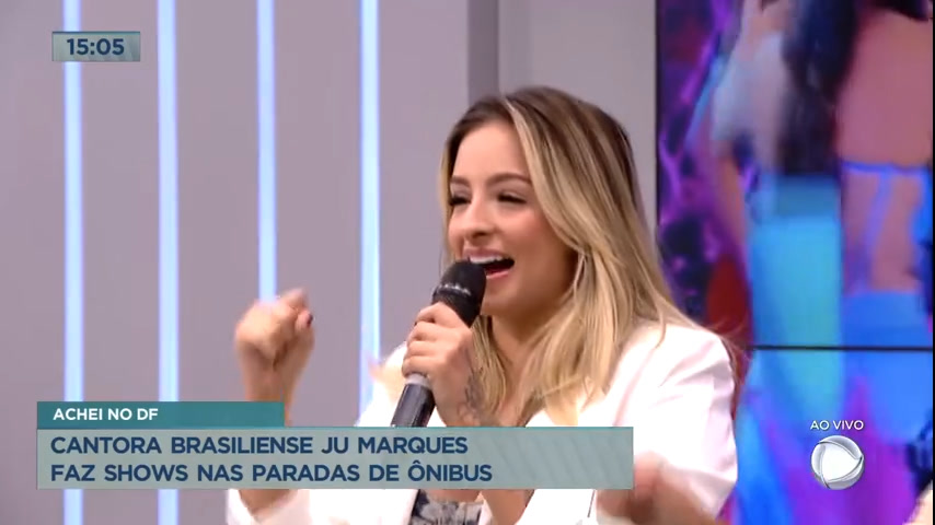 Vídeo: Cantora brasiliense Ju Marques faz shows nas paradas de ônibus