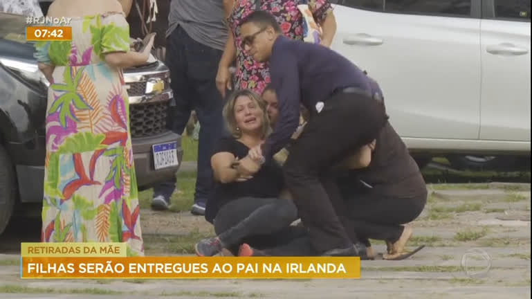 Vídeo: PF retira crianças da guarda da mãe para entregá-las ao pai na Irlanda