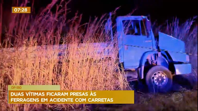 Vídeo: Batida entre duas carretas e um carro deixa quatro pessoas feridas na DF-150