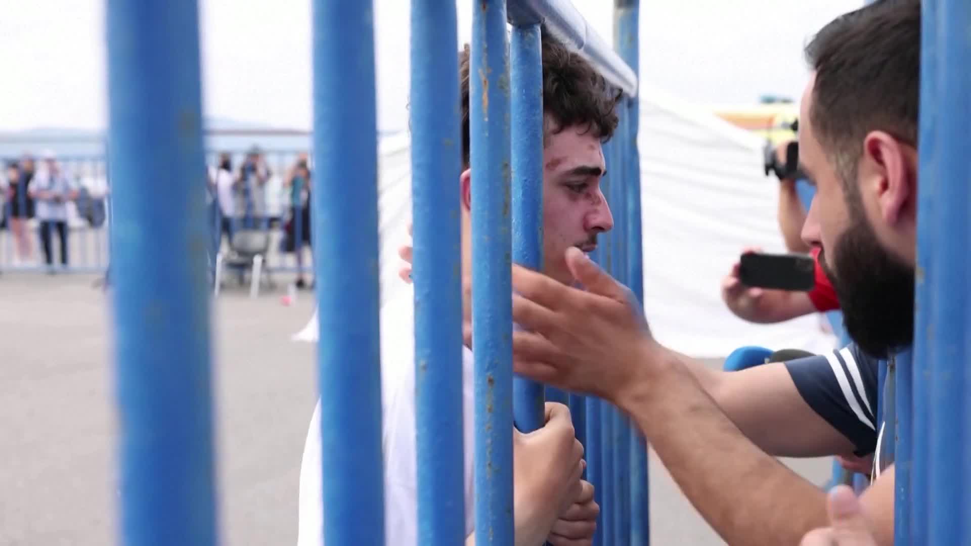 Vídeo: Emocionante: assista ao momento em que sírio vítima de naufrágio se reencontra com irmão