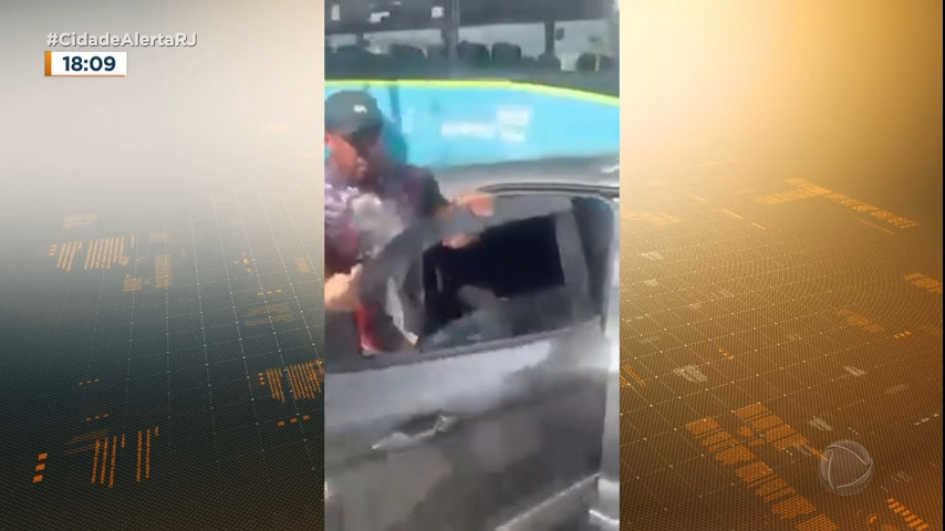 Vídeo: VÍDEO: Passageiro quebra porta de carro de aplicativo no Rio