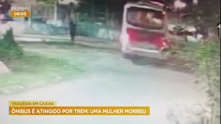 Vídeo: Mulher morre em acidente entre trem e ônibus na Baixada Fluminense