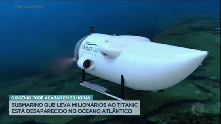 Um submarino no fundo do oceano com uma escotilha onde seja