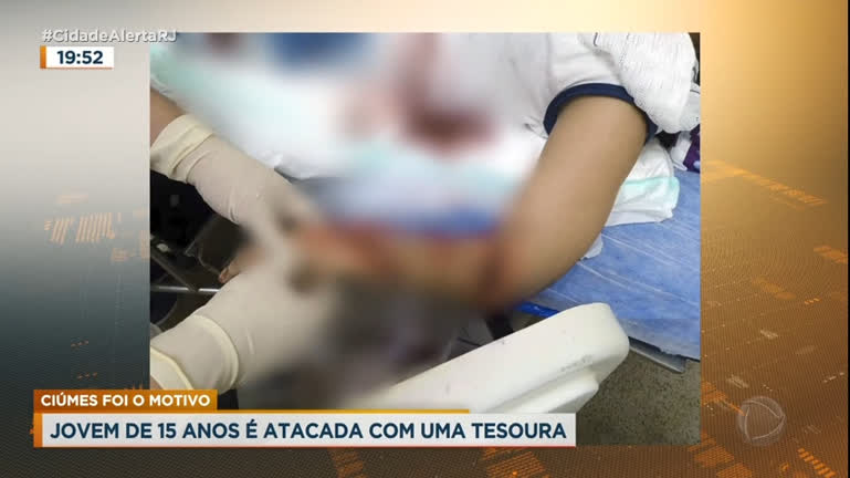 Vídeo: Adolescente é atacada com tesoura por mulher próximo a escola, na zona oeste do Rio