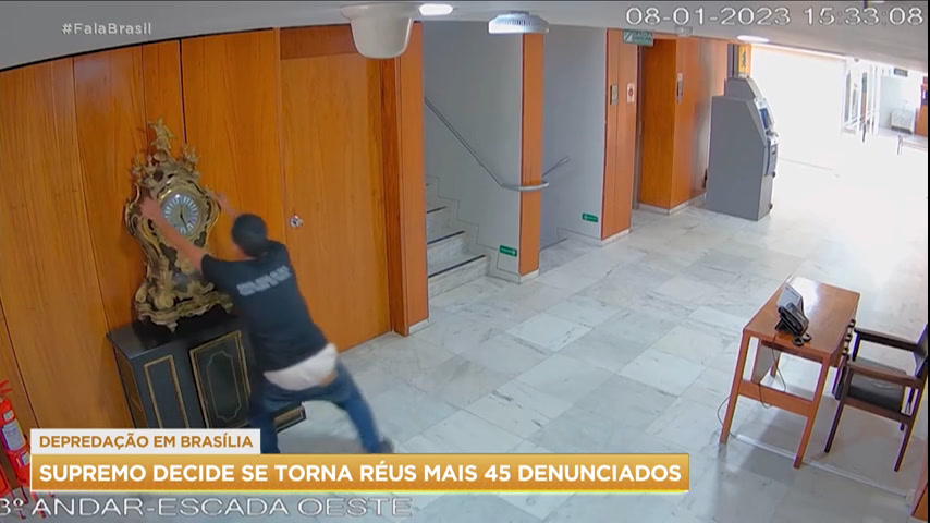 Vídeo: Moraes vota para tornar réus acusados de quebrar relógio e roubar réplica da Constituição