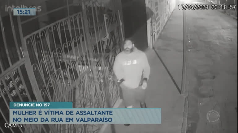 Vídeo: Mulher é vítima de assaltante no meio da rua em Valparaíso