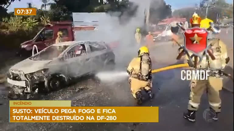 Vídeo: Veículo pega fogo e fica totalmente destruído na DF-280