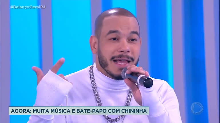 Vídeo: Cantor Chininha bate-papo e canta no Balanço Geral RJ - Edição de Sábado