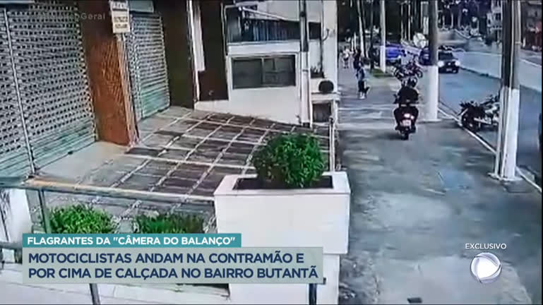 Vídeo: Câmera do Balanço : Motos invadem calçada e ameaçam pedestres na zona oeste de SP
