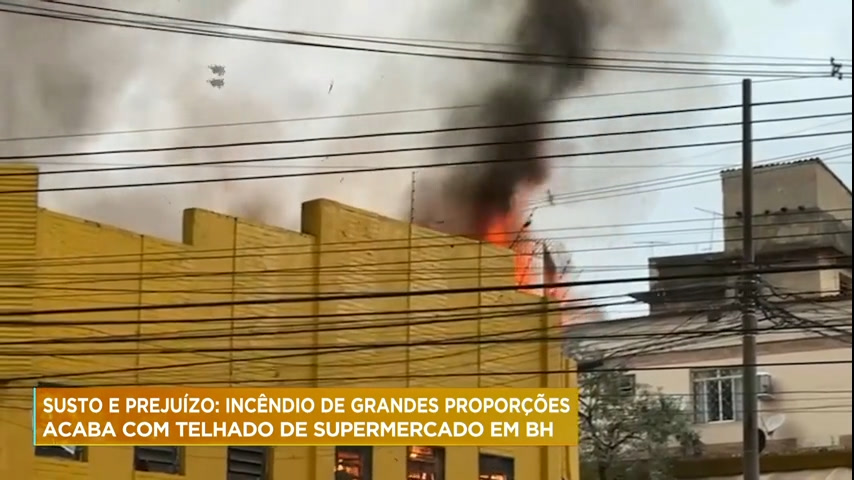 Vídeo: Incêndio de grandes proporções destrói telhado de supermercado em BH
