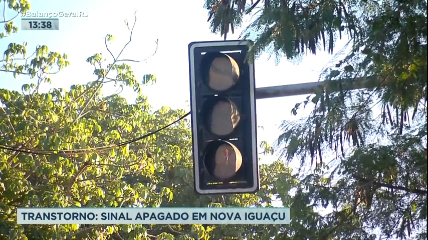 Vídeo: Moradores reclamam de semáforo apagado há cerca de um mês na Baixada Fluminense