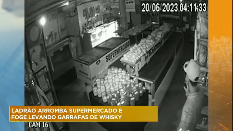 Vídeo: Homem arromba supermercado e foge levando garrafas de whisky na Grande BH
