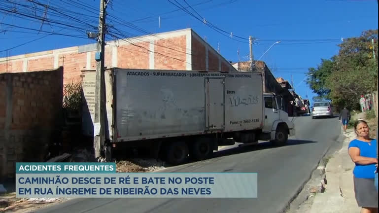 Vídeo: Caminhão desce rua íngreme de ré e bate em poste em Ribeirão das Neves (MG)