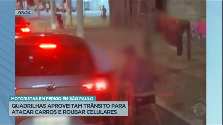 Vídeo: Gangues de adolescentes roubam celulares de carros parados no semáforo