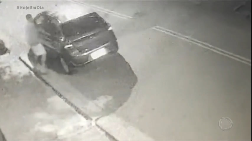 Vídeo: Homem tem o carro roubado e é morto na porta de casa em SP