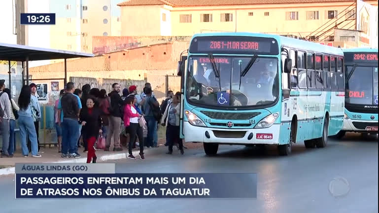Vídeo: Passageiros enfrentam mais um dia de atrasos nos ônibus da Taguatur